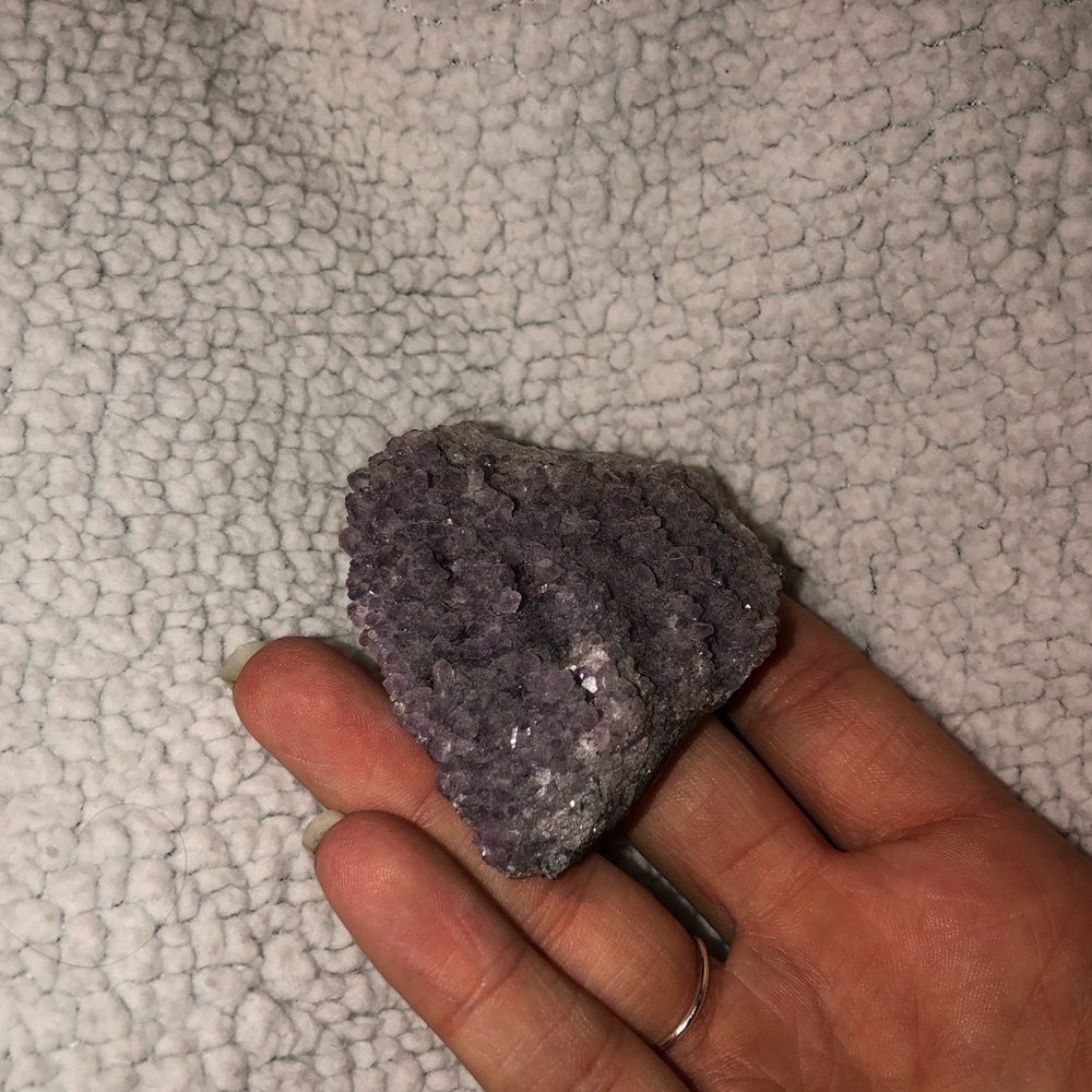 Small exposed amethyst - Picture 2 of 2